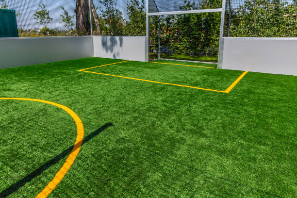 campo de juegos con cesped artificial