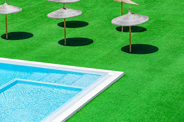 piscinas decoradas con cesped artificial